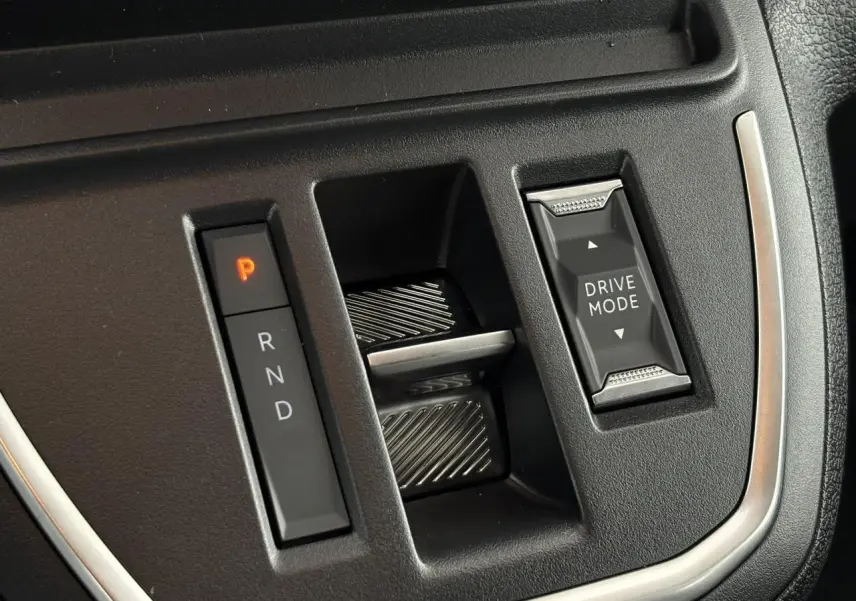 Gros plan sur la console centrale noire du Citroën Jumpy 2025 avec sélecteur de boîte auto et bouton Drive Mode.
