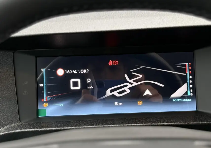 Affichage numérique 10 pouces du tableau de bord du Citroën Jumpy XL noir, montrant la navigation et les indicateurs de vitesse.