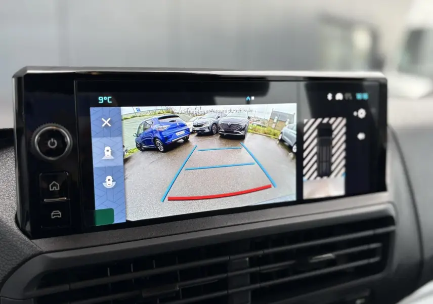 Écran tactile 10'' HD montrant la caméra de recul 180° et l'aide au stationnement du Citroën Jumpy noir Perla.