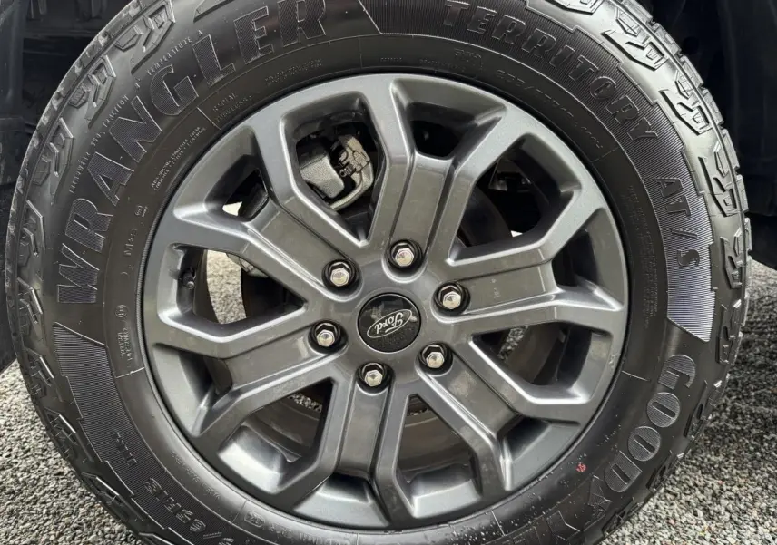Gros plan sur la roue avant droite du Ford Ranger 2025 avec jante gris foncé et pneu Goodyear Wrangler.