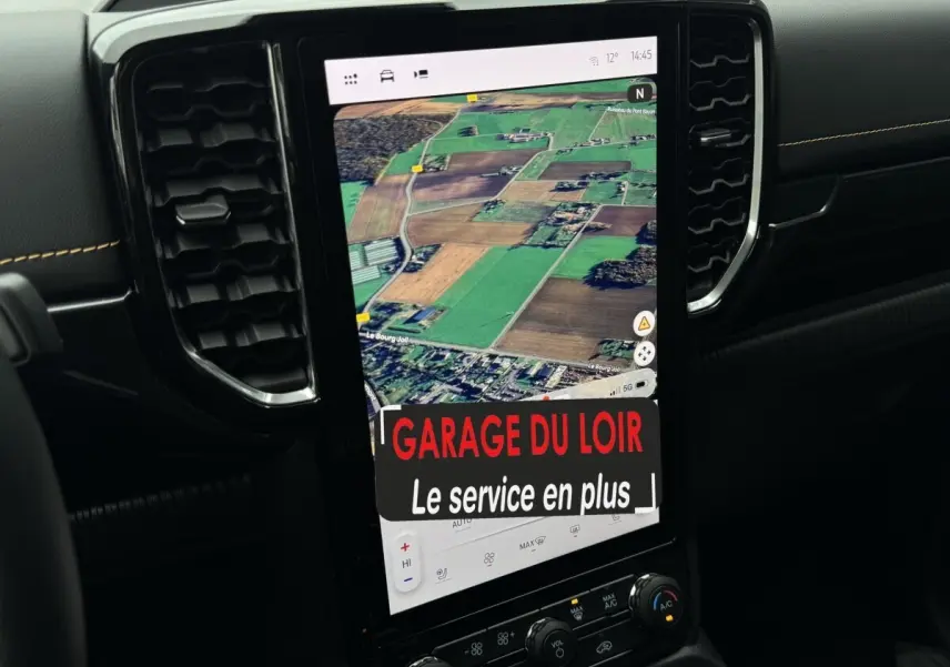 Vue rapprochée de l'écran tactile central 12 pouces du Ford Ranger 2025 avec navigation affichée et tableau de bord noir.