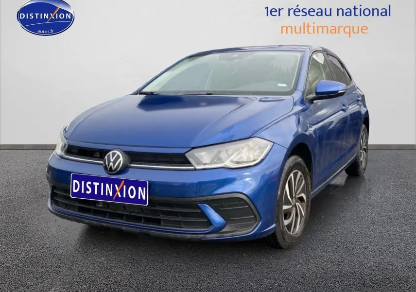 Volkswagen Polo 2025 bleu récif vue 3/4 avant avec calandre noire et jantes alliage 15 pouces.
