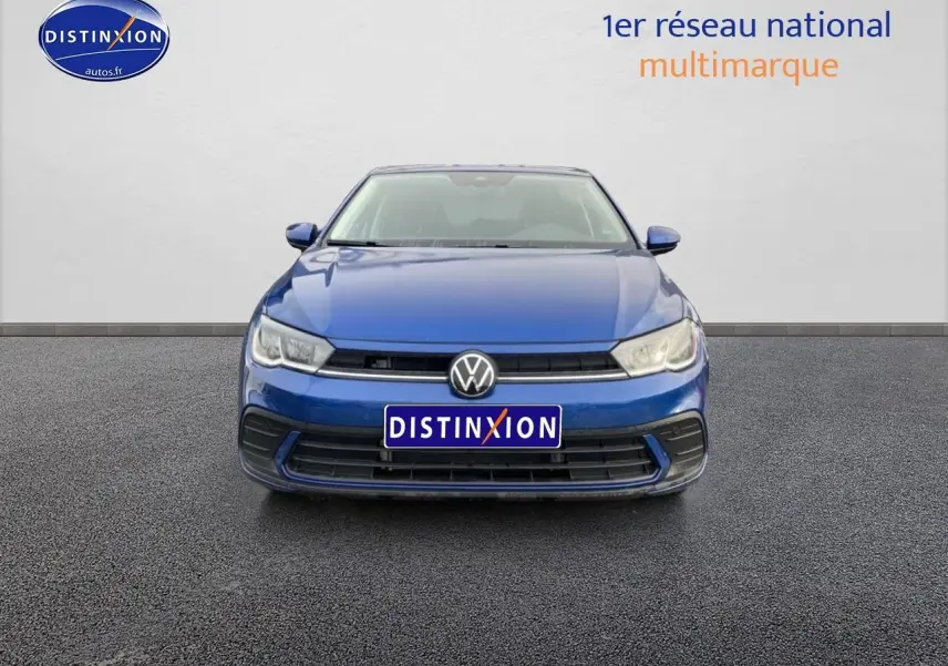 Vue de face d'une Volkswagen Polo 1.0 TSI 95 VW Edition bleu récif avec calandre noire et logo VW central.