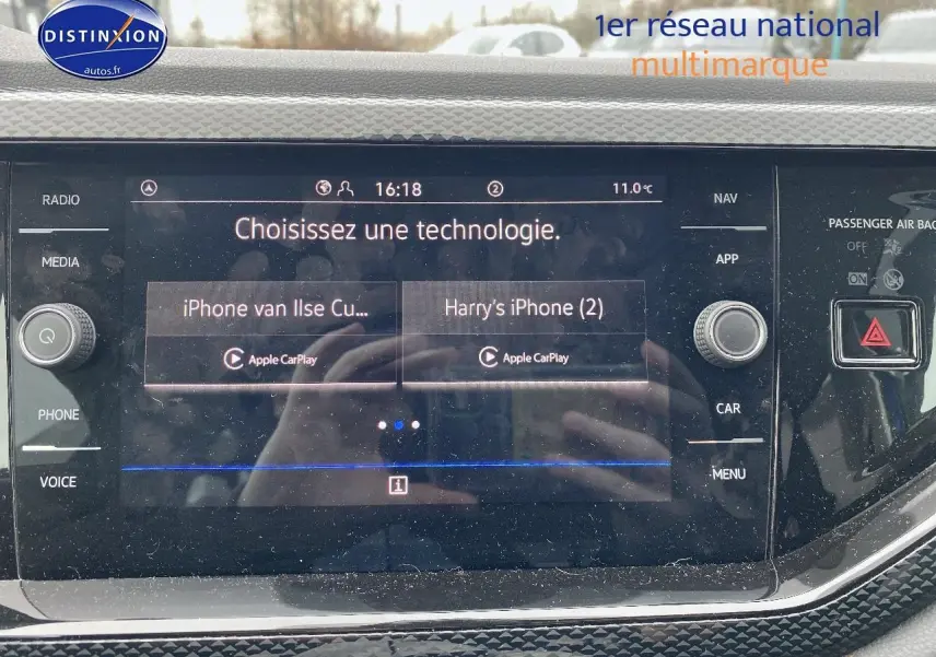 Écran tactile central de la Volkswagen Polo 2025 affichant les options Apple CarPlay, entouré de commandes noires brillantes.