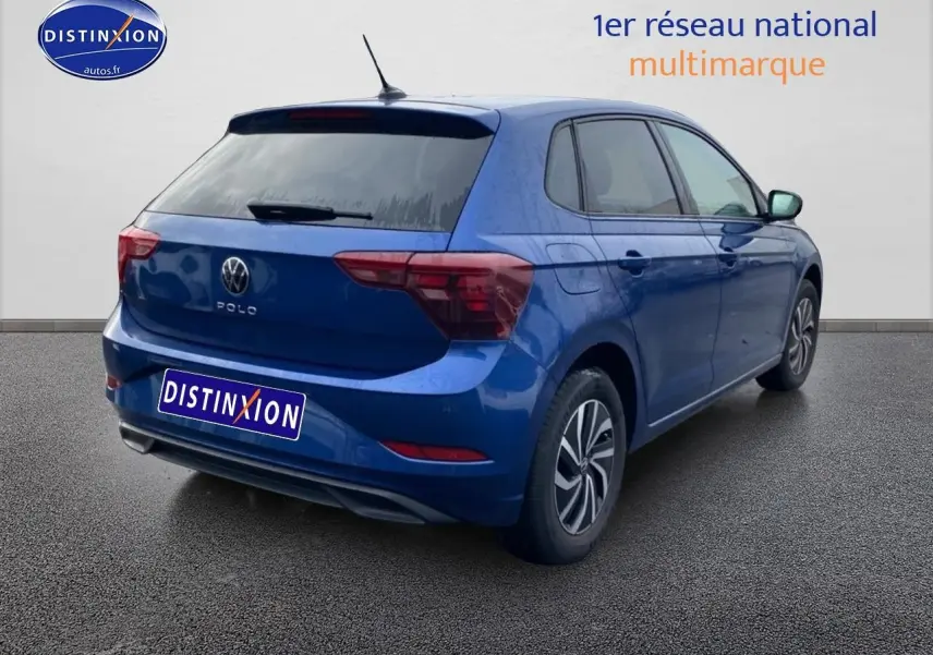 Volkswagen Polo bleu récif vue 3/4 arrière droit avec jantes alliage et antenne de pavillon.