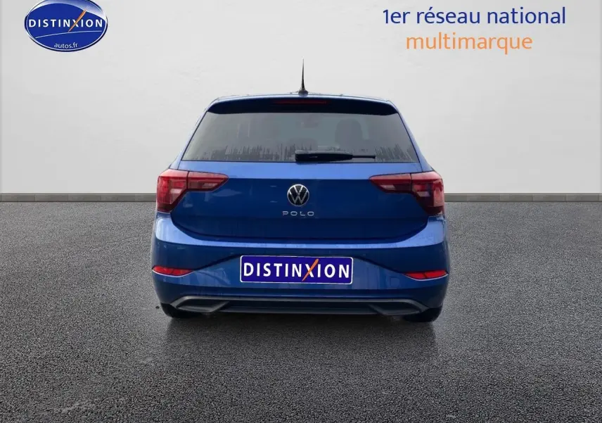 Vue arrière d'une Volkswagen Polo bleu récif 2025 avec feux arrière LED et lunette arrière surteintée.