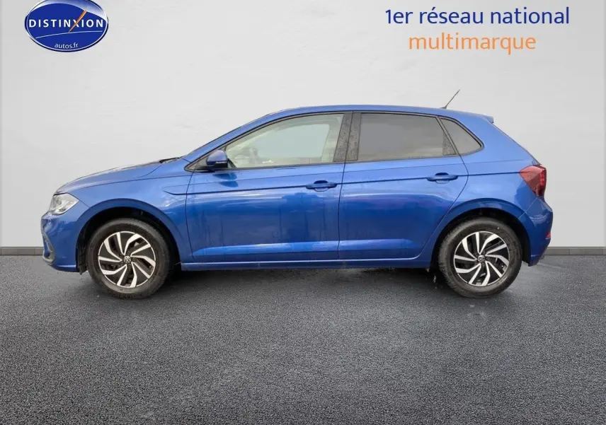 Profil droit d'une Volkswagen Polo bleu récif 2025 avec jantes alliage et rétroviseurs couleur carrosserie.