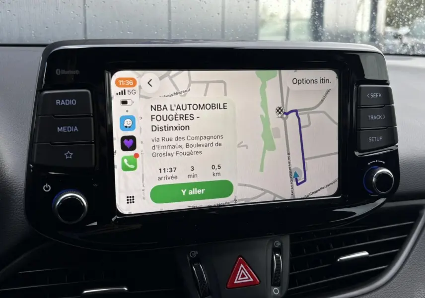 Écran tactile multimédia de la Hyundai i30 SW T-GDI 120 Modern affichant un itinéraire de navigation.