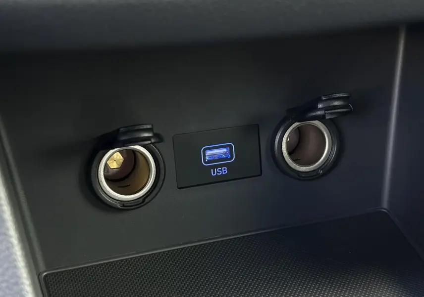 Gros plan sur la prise USB et deux allume-cigares ouverts dans l'habitacle de la Hyundai i30 SW T-GDI 120 Modern.