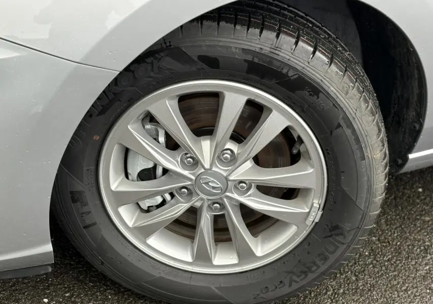 Gros plan sur la roue avant droite gris argent d'une Hyundai i30 SW T-GDI 120 Modern avec jante alliage.