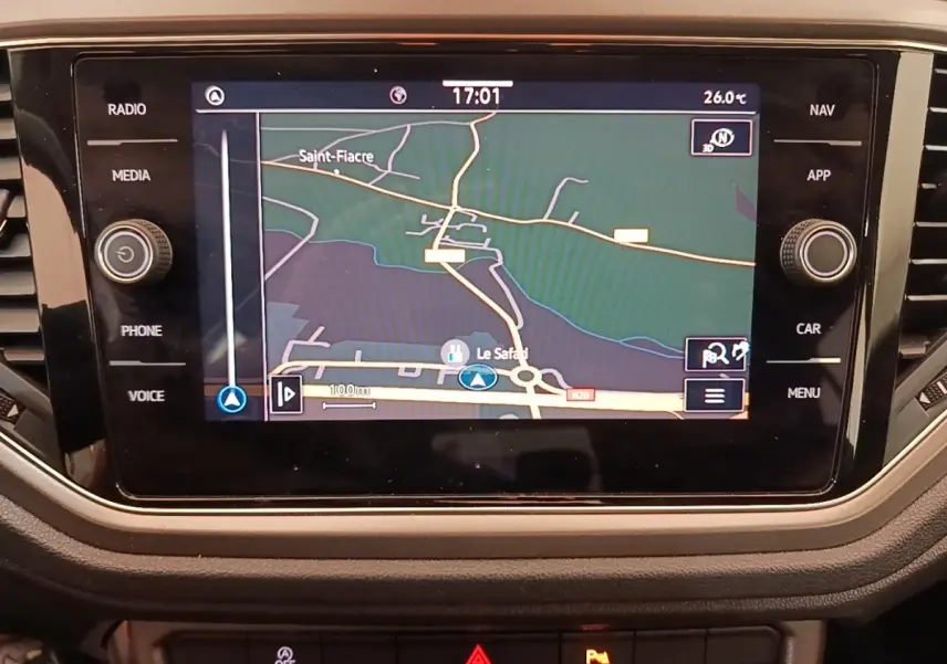 Écran tactile central du Volkswagen T-Roc bleu 2020 affichant la navigation GPS, vue intérieure frontale.