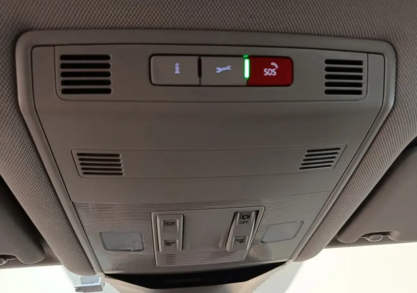 Plafonnier intérieur gris avec boutons SOS et éclairages, vue du toit d’un Volkswagen T-Roc bleu 2020.