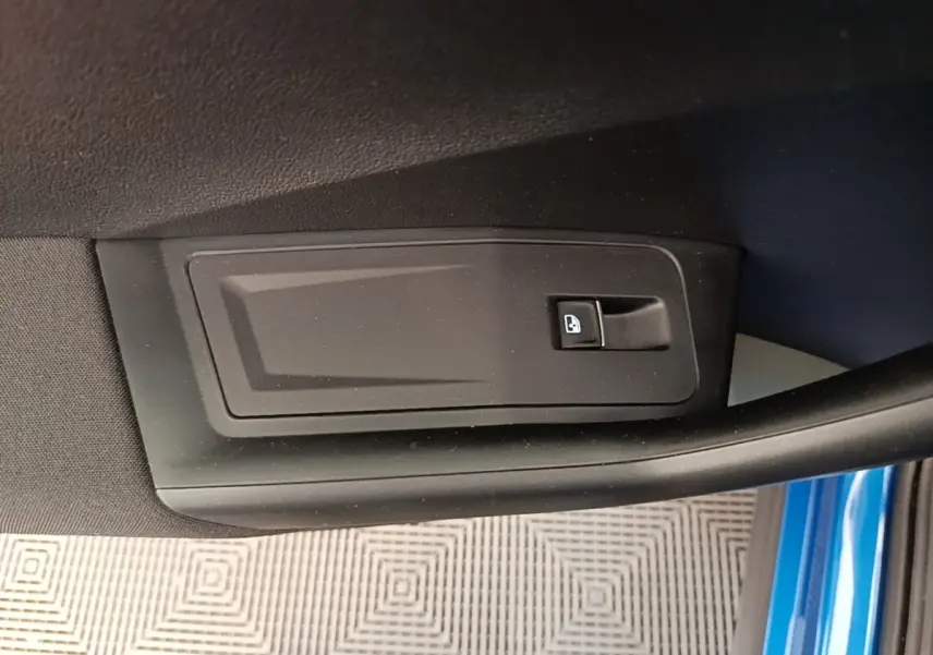 Détail de la poignée intérieure de porte côté conducteur d’un Volkswagen T-Roc bleu 2020.