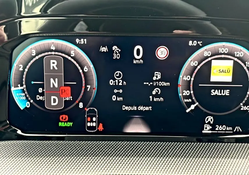 Tableau de bord numérique de Volkswagen Golf 2026, affichage multifonction avec compte-tours et vitesse à 0 km/h.