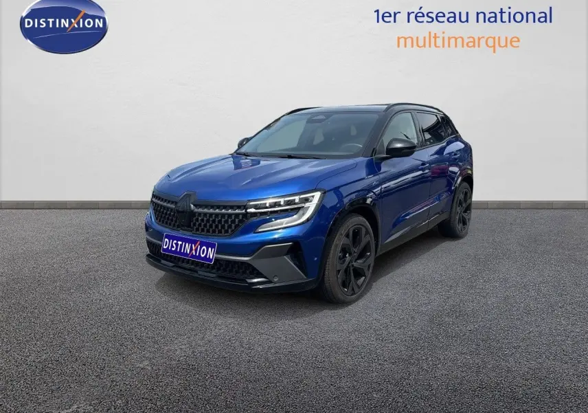 Renault Austral E-Tech hybride bleu Iron Metal avec toit noir, vue 3/4 avant mettant en valeur ses jantes noires.