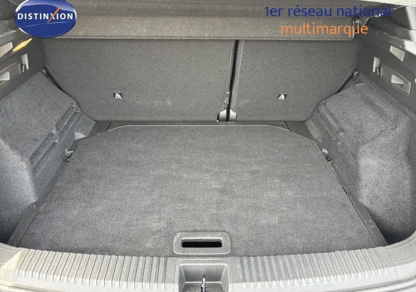 Coffre spacieux vu de l'arrière d'un Renault Austral bleu Iron Metal avec intérieur noir, version hybride 2022.