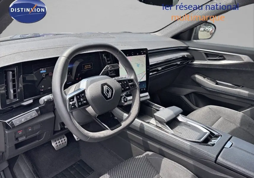 Intérieur avant du Renault Austral E-Tech bleu, volant multifonction, écran tactile vertical et sièges en tissu noir.