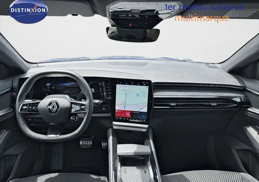 Intérieur du Renault Austral E-Tech 2022 vu de face, tableau de bord noir avec écran tactile central et volant compact.