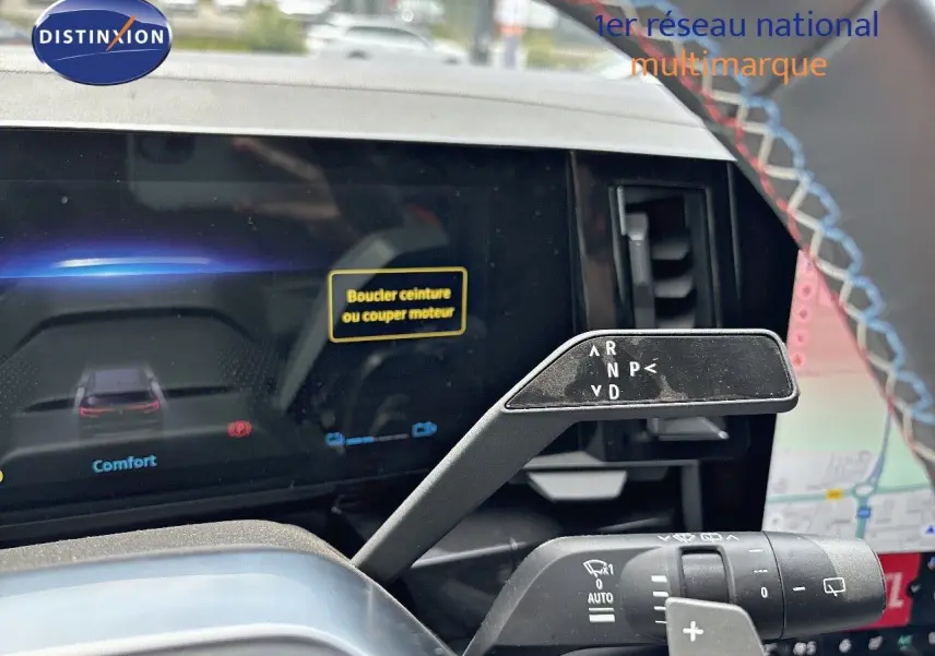 Le levier de vitesses automatique avec indications R, N, P, D du tableau de bord numérique d'une Renault Austral E-Tech hybride.