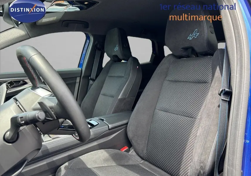 Vue intérieure côté conducteur du Renault Austral E-Tech hybride 2022, sièges noirs avec logo Alpine brodé sur appuie-tête.