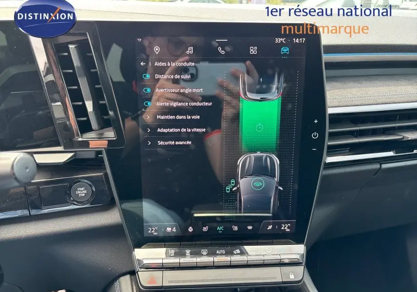 Écran tactile central du tableau de bord du Renault Austral bleu, affichant les aides à la conduite.