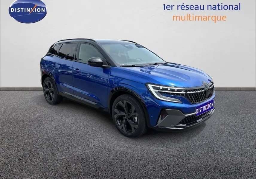 Renault Austral E-Tech hybride bleu Iron Metal avec toit noir, vue 3/4 avant mettant en valeur ses phares LED distinctifs.