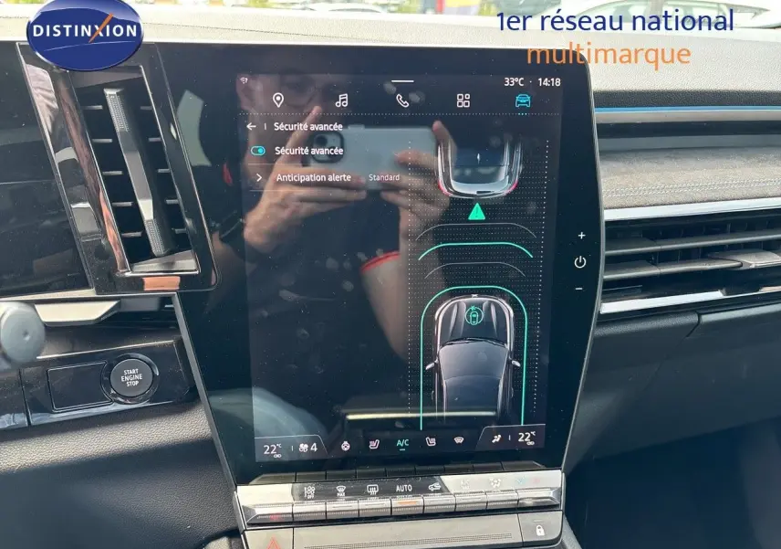 Écran tactile central du tableau de bord du Renault Austral E-Tech bleu, affichant les réglages de sécurité avancée.