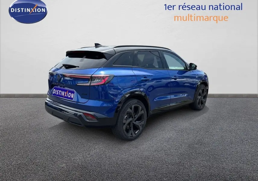 Renault Austral E-Tech hybride bleu Iron Metal avec toit noir, vue 3/4 arrière côté droit sur fond neutre.