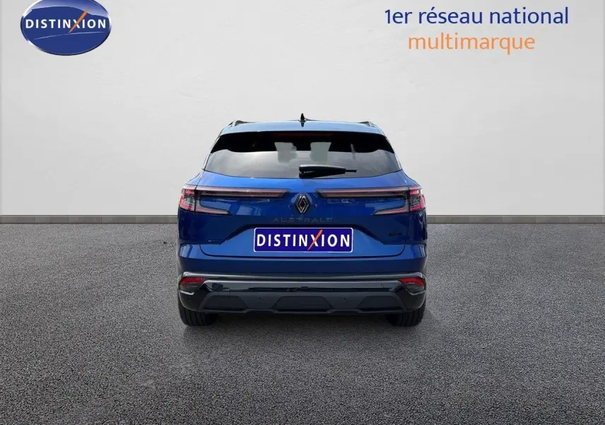 Vue arrière d'un Renault Austral bleu Iron Metal avec toit noir, mettant en valeur ses feux LED horizontaux.
