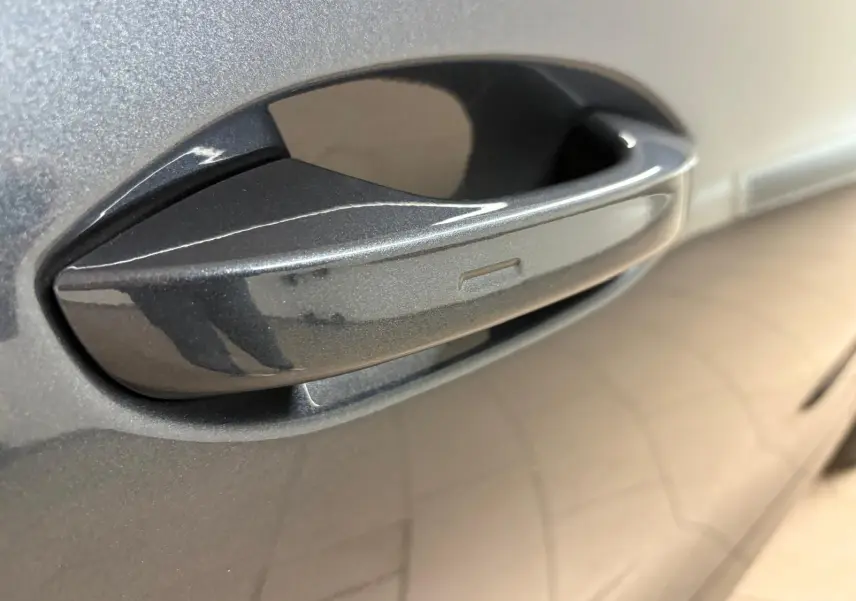 Poignée de porte gris magnétique en gros plan sur la portière côté gauche du CUPRA Formentor 2025.