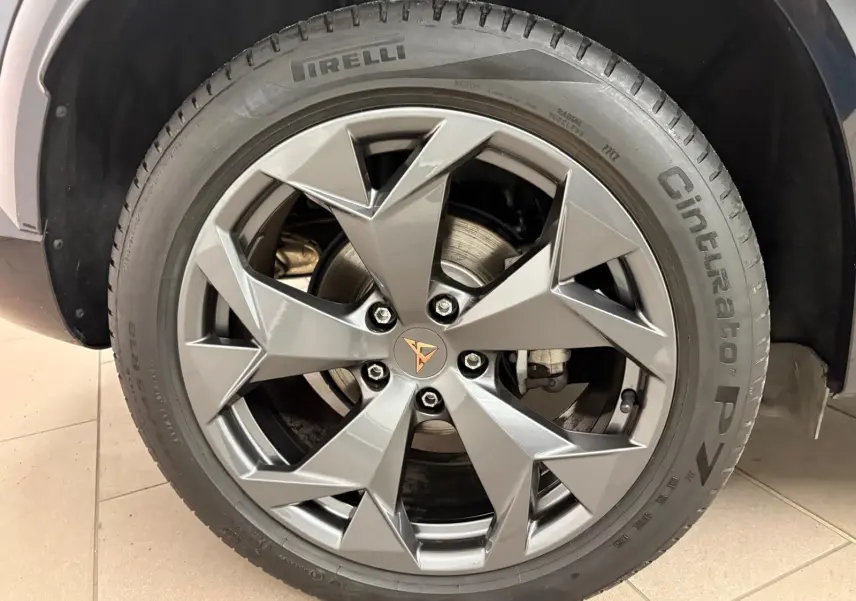 Gros plan sur la jante alliage gris du CUPRA Formentor 2.0 TDI 150 DSG7 avec logo CUPRA au centre.