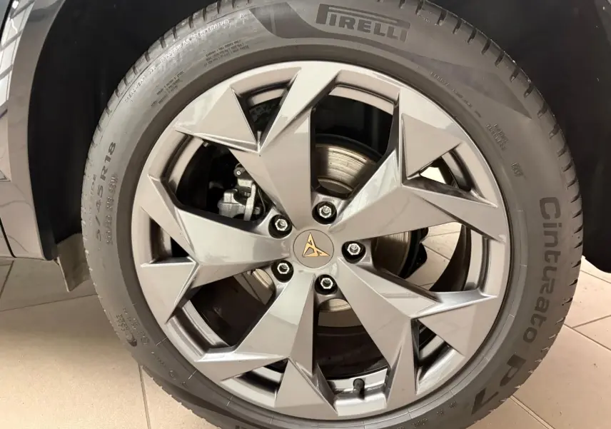 Gros plan sur la jante gris métallisé au design anguleux du CUPRA Formentor 2.0 TDI 150 DSG7, pneu Pirelli visible.