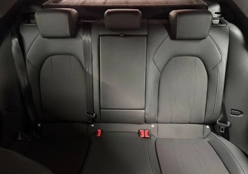 Vue rapprochée des sièges arrière en cuir noir du CUPRA Formentor 2025, avec ceintures et appuie-têtes intégrés.