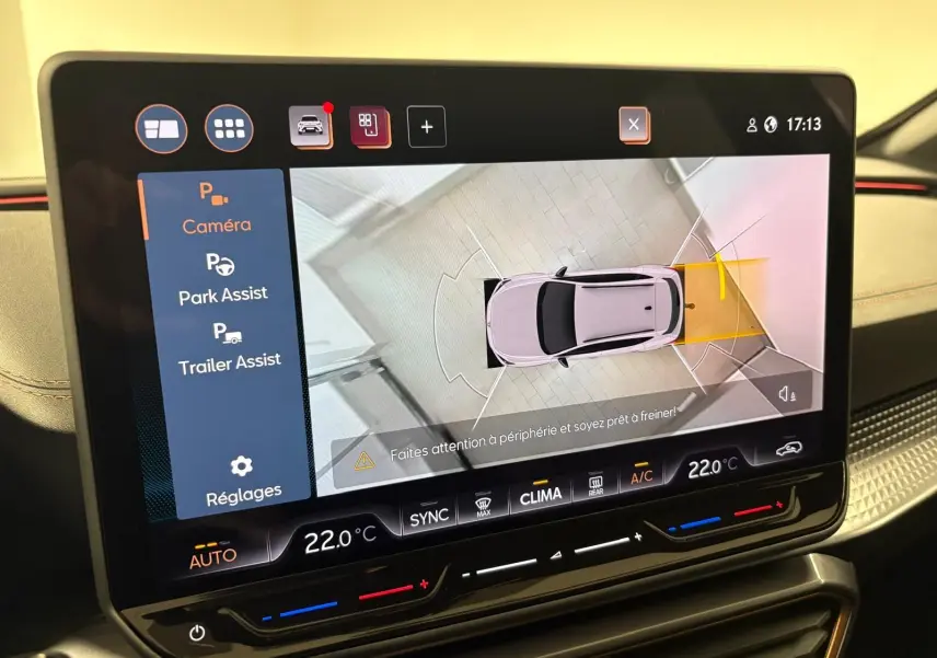 Écran tactile du système d'aide au stationnement montrant vue 360° du CUPRA Formentor gris magnétique en manœuvre.