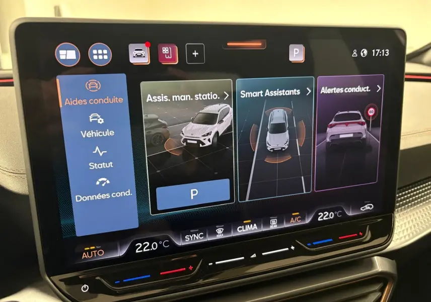 Écran tactile du système d'aide à la conduite du CUPRA Formentor gris magnétique affichant les assistants de stationnement et alertes.