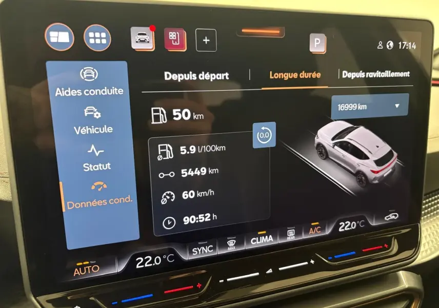Écran tactile du tableau de bord montrant les données de conduite d'une CUPRA Formentor gris magnétique en vue 3D côté droit.
