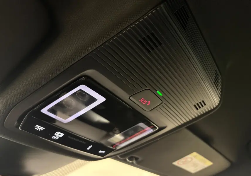 Vue en gros plan du plafonnier intérieur noir avec bouton SOS illuminé d'un CUPRA Formentor gris magnétique 2025