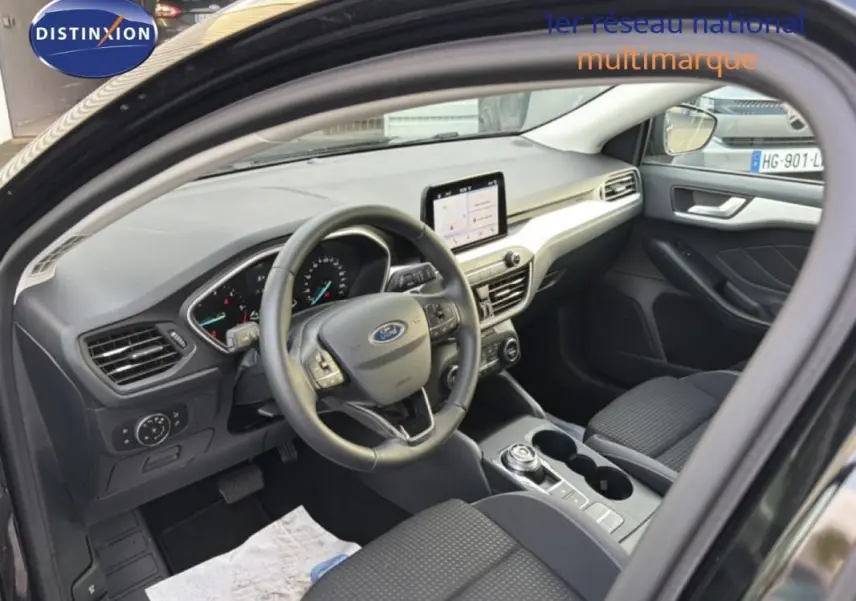 Intérieur de la Ford Focus SW 2019 noir, vue côté conducteur montrant tableau de bord moderne et écran tactile central.