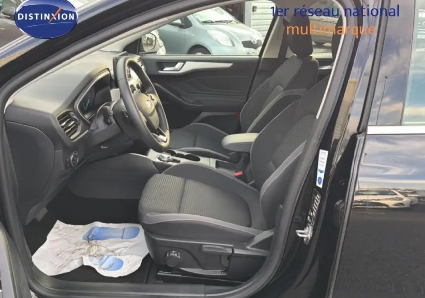 Intérieur avant droit d'une Ford Focus SW noire 2019, sièges tissu gris et tableau de bord moderne visible.