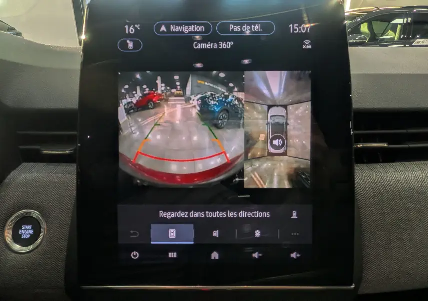 Écran central de la Renault Clio V rouge Flamme montrant la caméra 360° et la vue arrière en intérieur de véhicule.