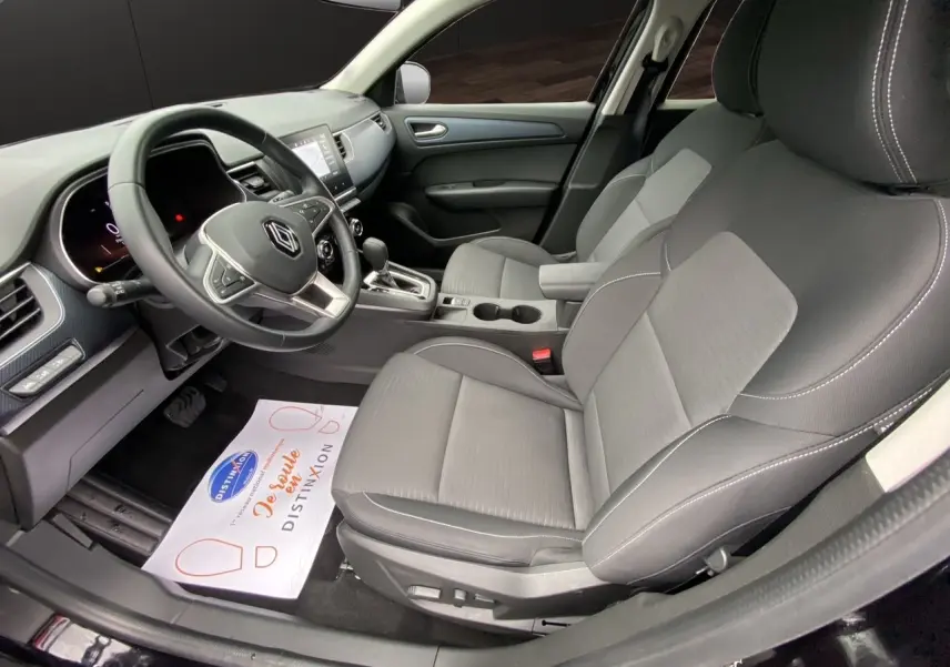 Vue intérieure côté conducteur du Renault Arkana noir 2024, mettant en valeur les sièges et le tableau de bord moderne.