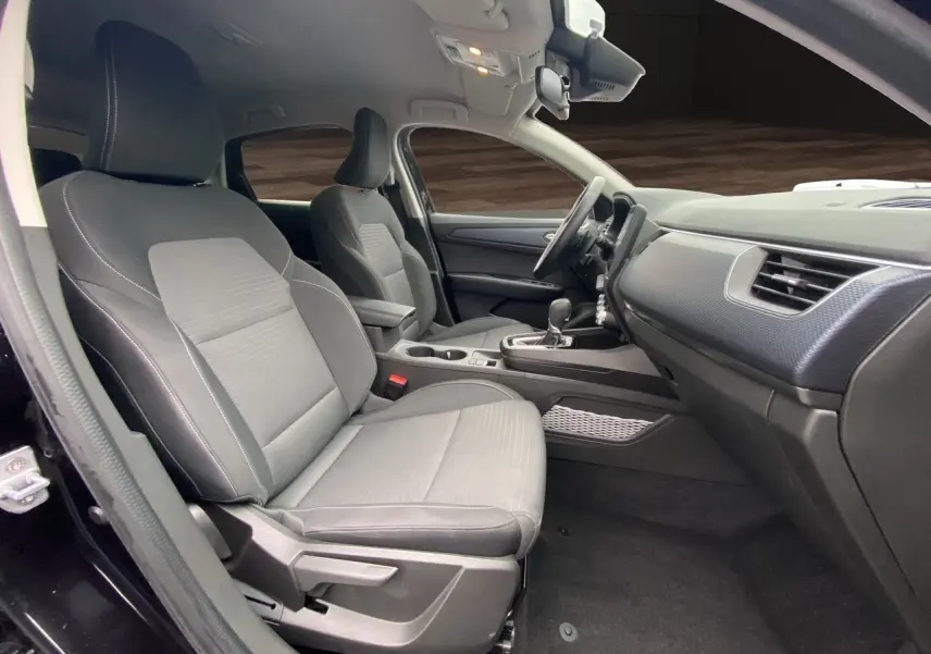 Intérieur avant du Renault Arkana 2024 noir, vue côté gauche montrant sièges et console centrale avec boîte auto.