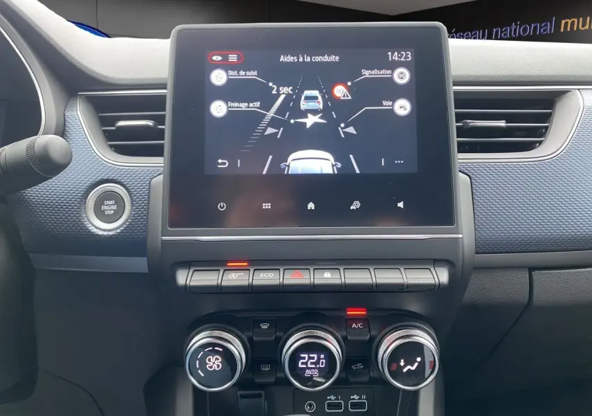 Tableau de bord du Renault Arkana 2024 noir, vue frontale centrée sur l’écran tactile et commandes de climatisation.