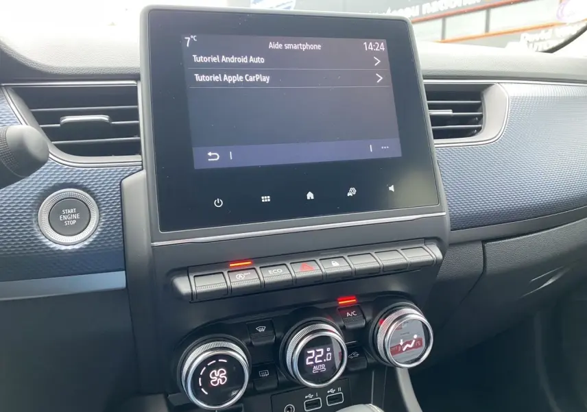 Vue rapprochée de la console centrale du Renault Arkana 2024 noir, avec écran tactile et commandes climatisation digitales.