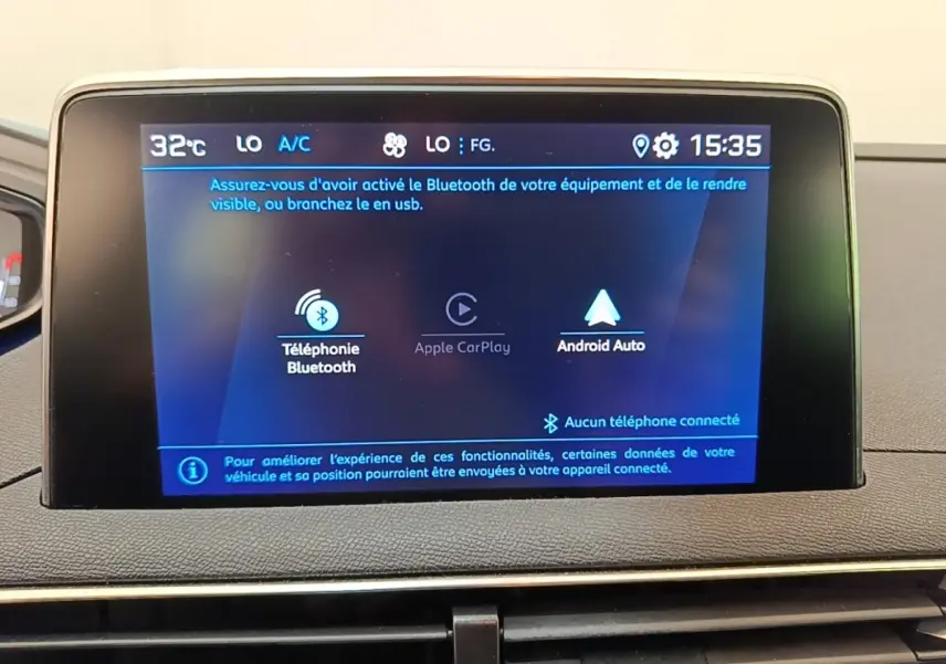 Écran tactile central du tableau de bord du Peugeot 3008 noir, affichant options Bluetooth, Apple CarPlay et Android Auto.