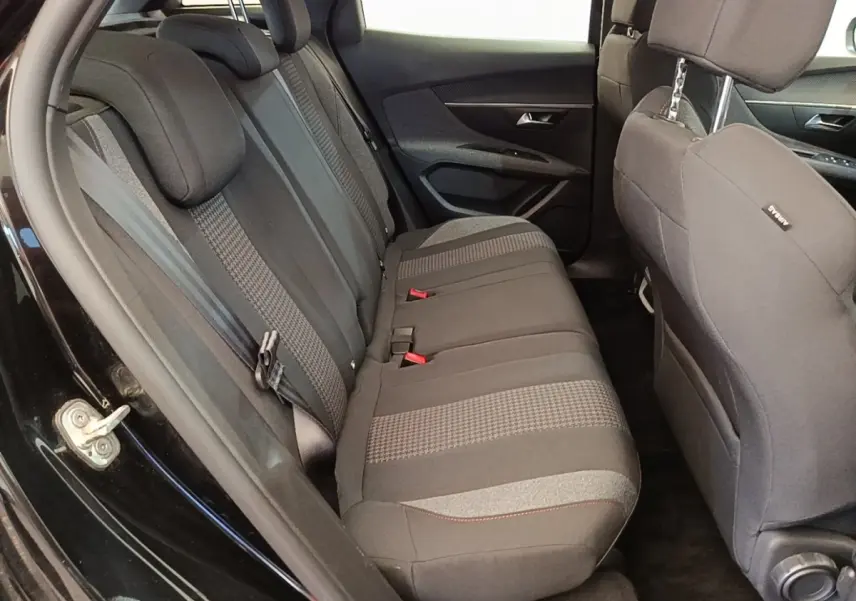 Vue intérieure côté gauche des sièges arrière noirs du Peugeot 3008 2022 avec ceinture de sécurité visible.