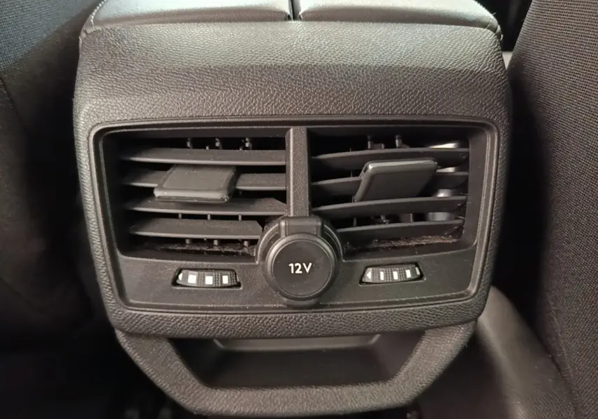 Gros plan sur la sortie d'air arrière noire et prise 12V du Peugeot 3008 PureTech 130 S&S EAT8 Active Pack 2022.