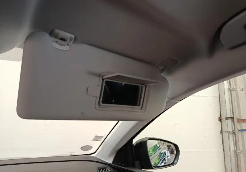 Vue intérieure côté conducteur du Peugeot 3008 noir 2022, avec pare-soleil abaissé et miroir de courtoisie visible.