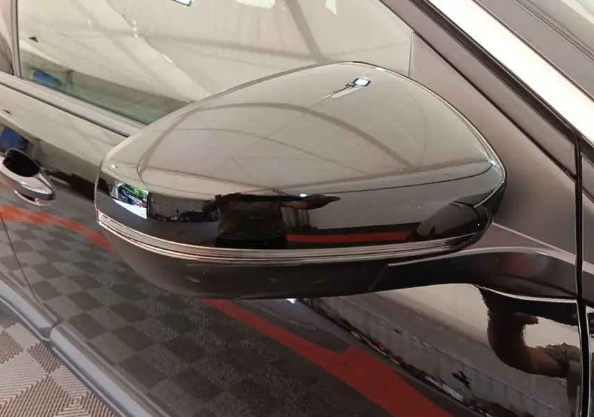 Rétroviseur droit noir brillant du Peugeot 3008 PureTech 130 S&S EAT8 Active Pack, vue rapprochée côté conducteur.