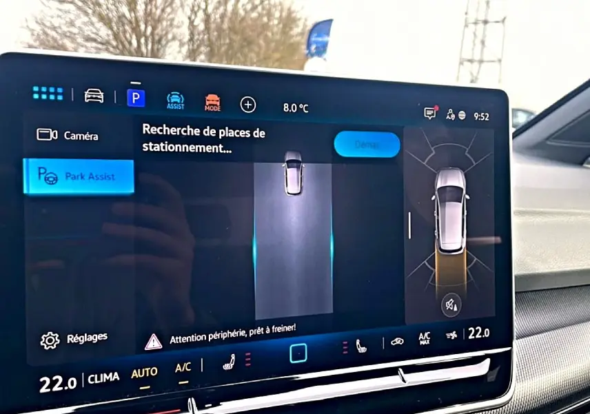 Écran tactile intérieur de la Volkswagen Golf 2026 montrant l'assistance au stationnement en vue de dessus.
